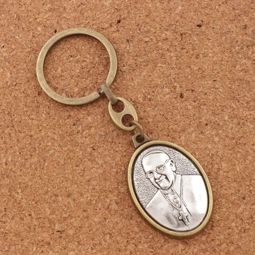 porte clef pape francois avec sa croix