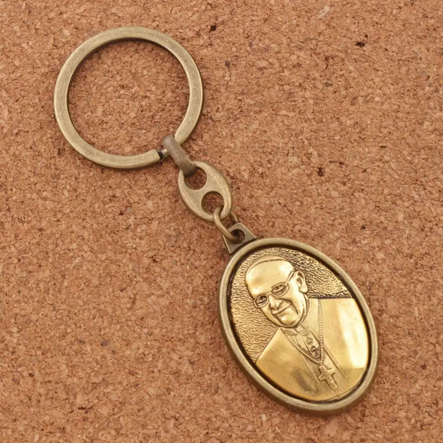 porte clef pape francois avec sa croix