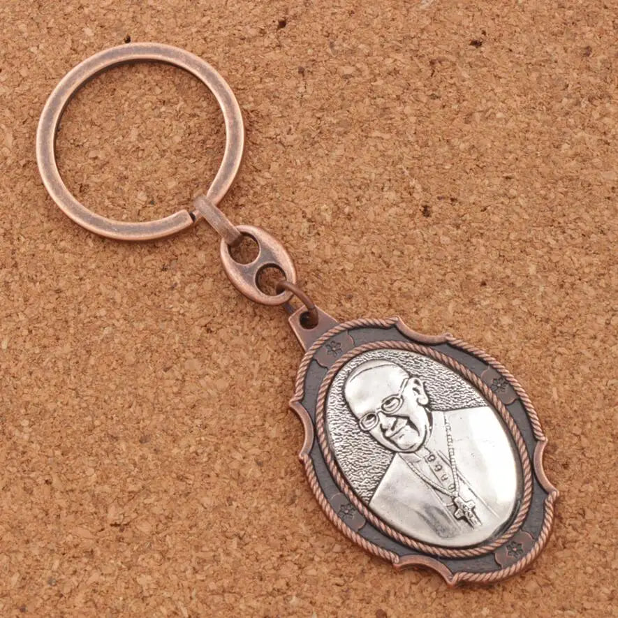 porte clef pape francois avec sa croix