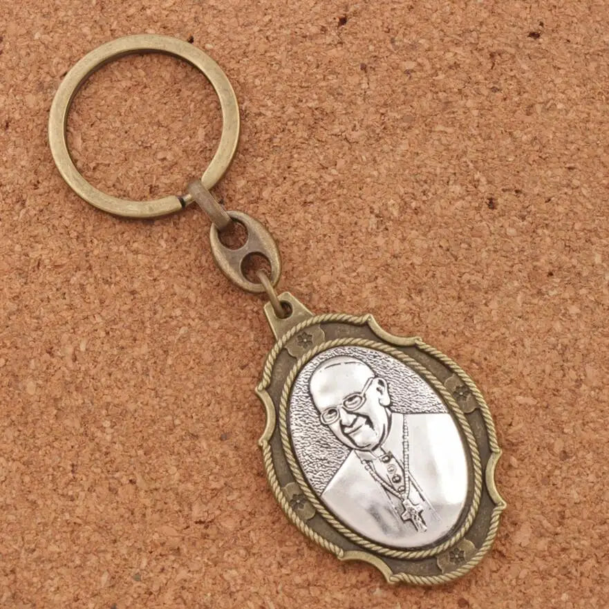porte clef pape francois avec sa croix