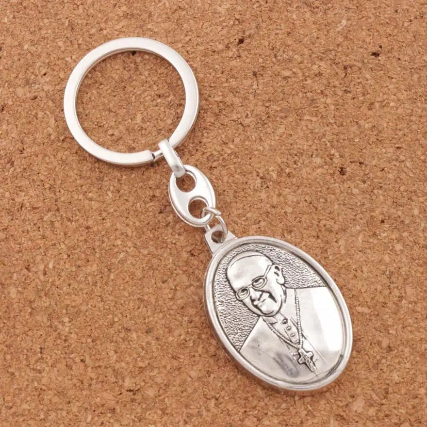 porte clef pape francois avec sa croix