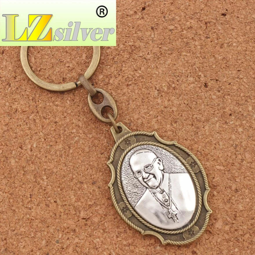 porte clef pape francois avec sa croix